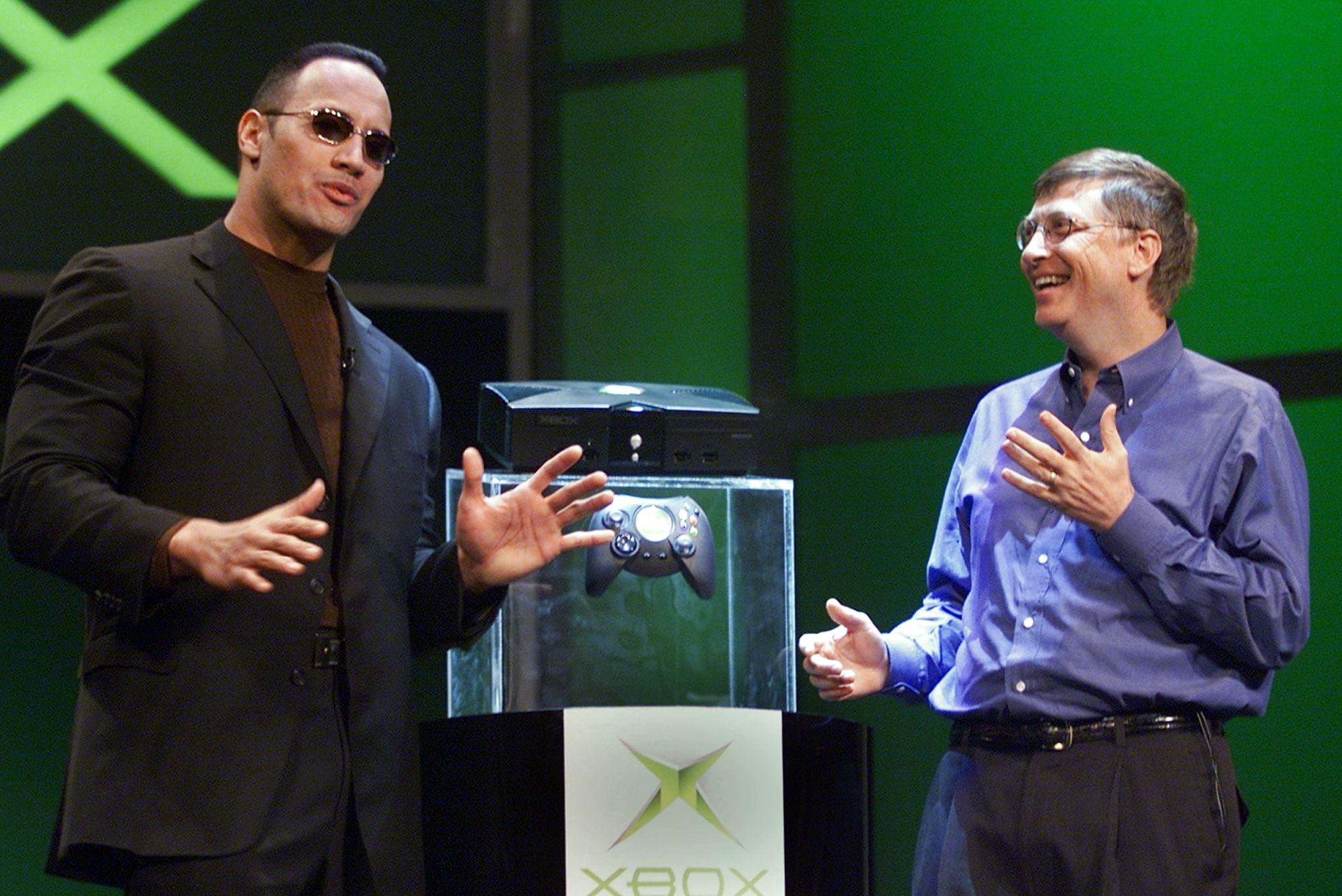 Bill Gates e Dwayne The Rock Johnson no lançamento do video game Xbox